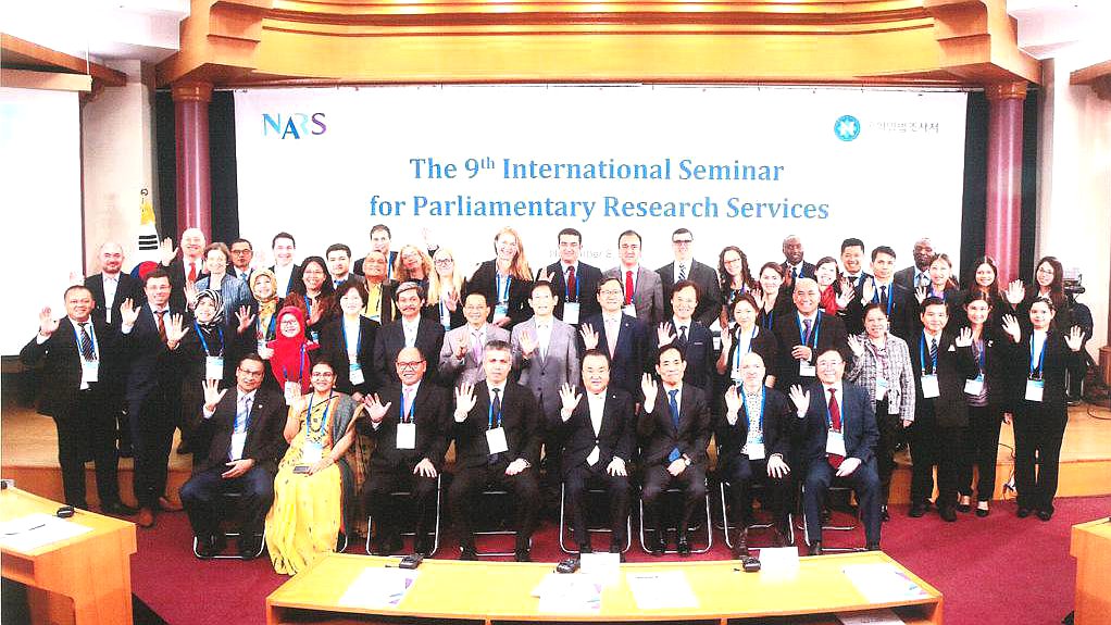 Участники 9-ого Международного семинара парламентских исследовательских служб в Республике Корея