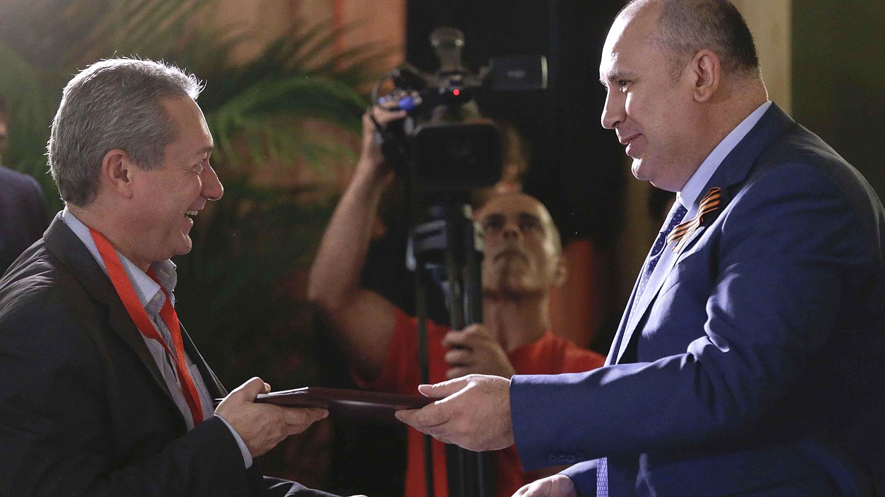 Председатель Центральной контрольно-ревизионной комиссии Российского исторического общества А.Ю.Серегин  и вице-президент Института Беринга-Беллинсгаузена по изучению обеих Америк Херардо Лионель Блейер подписывают Меморандум о сотрудничестве между Российским историческим обществом и Институтом Беринга-Беллинсгаузена по изучению обеих Америк.