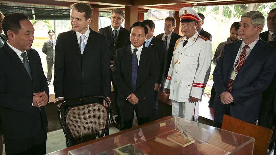 Официальный визит Председателя Государственной Думы Федерального Собрания Российской Федерации Сергея Нарышкина в Социалистическую Республику Вьетнам. Посещение мемориального комплекса Хо Ши Мина.