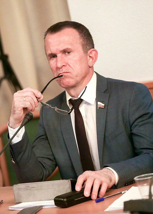 Член Совета Федерации Владимир Кравченко во время парламентских слушаний на тему «Совершенствование способов обеспечения исполнения обязательств застройщиков по договору участия в долевом строительстве: цели законодательной реформы и пути ее реализации»