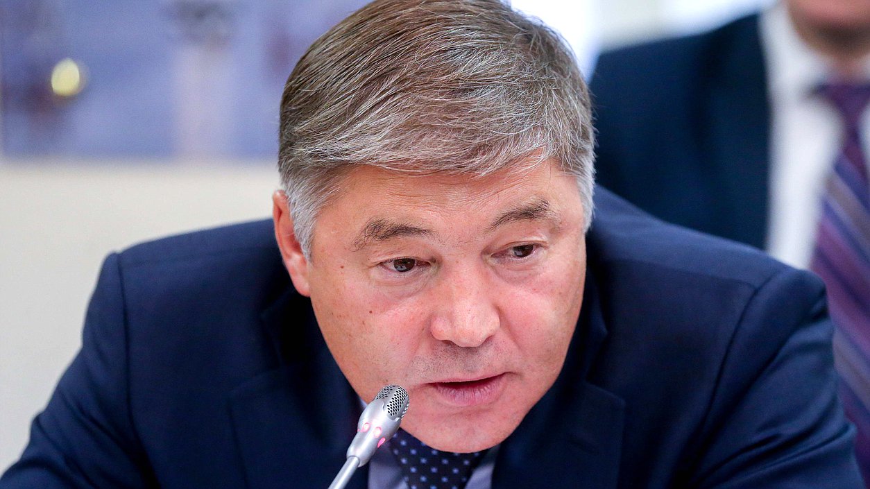 Член Комитета по экономической политике, промышленности, инновационному развитию и предпринимательству Рифат Шайхутдинов
