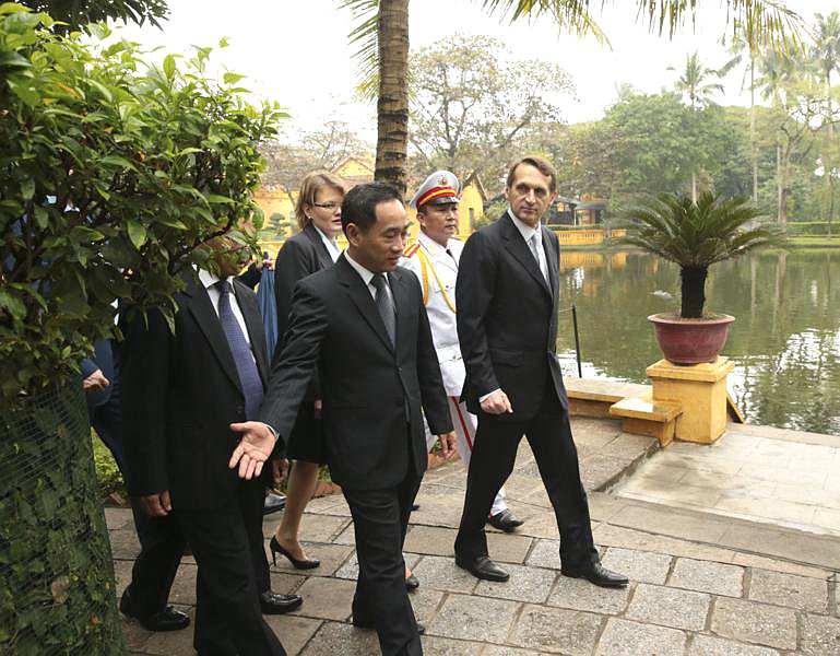 Официальный визит Председателя Государственной Думы Федерального Собрания Российской Федерации Сергея Нарышкина в Социалистическую Республику Вьетнам. Посещение мемориального комплекса Хо Ши Мина.