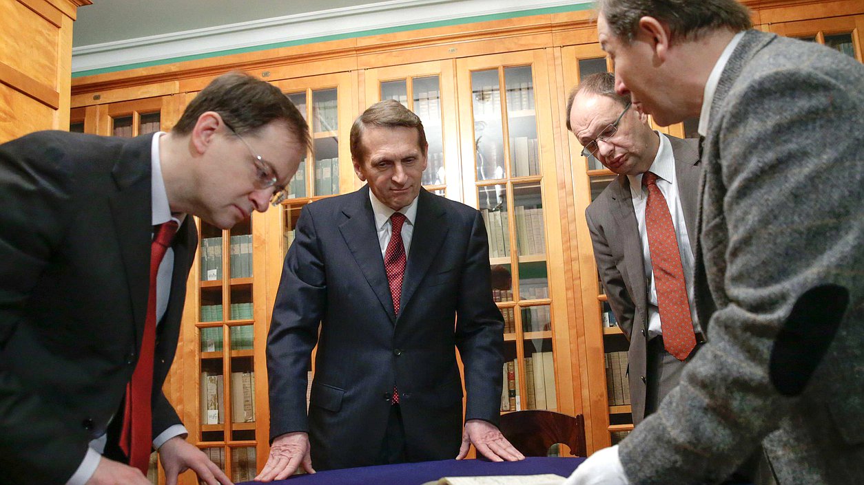 Заседание Организационного комитета по проведению  в Российской Федерации в 2015 году Года литературы. Осмотр экспозиции Литературного музея Пушкинского Дома.