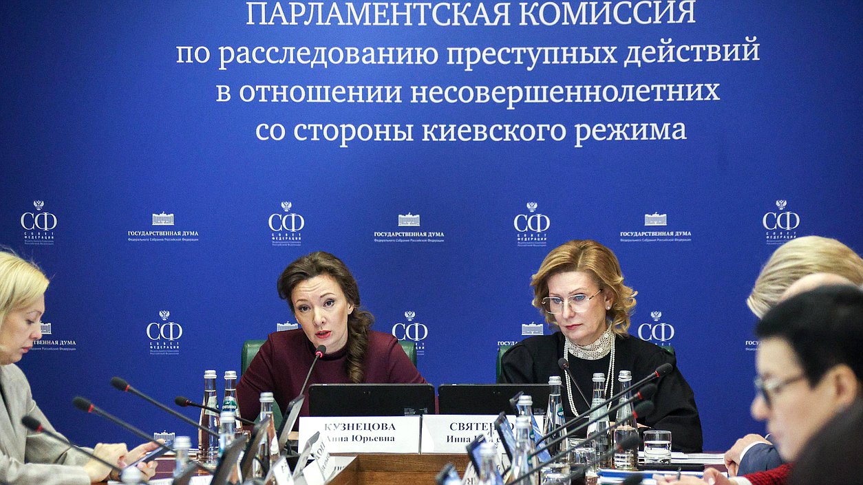 La Jefa Adjunta de la Duma estatal Anna Kuznetsova y la senadora de la Federación de Rusia Inna Svyatenko