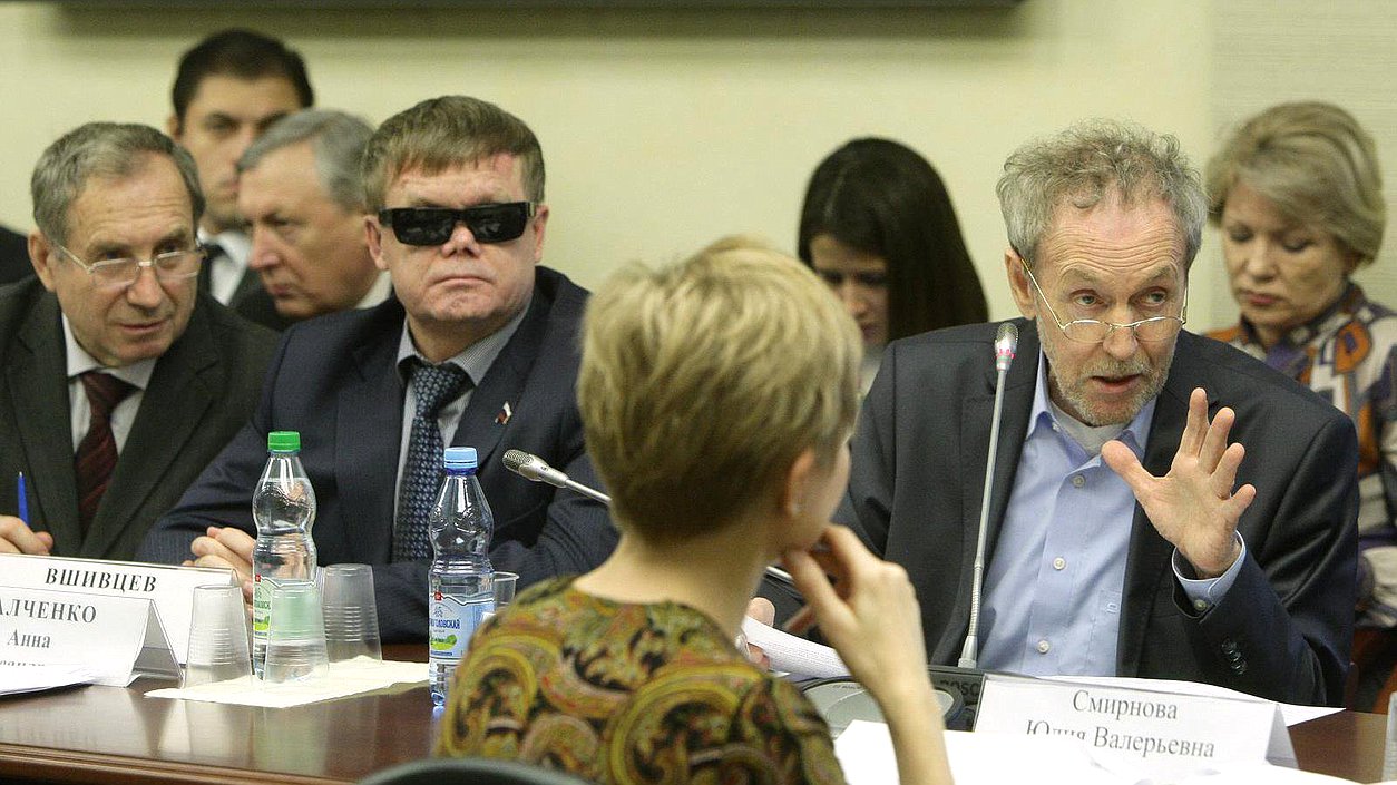 Круглый стол Комитета Государственной Думы по труду, социальной политике и делам ветеранов на тему "О комплексе мер по совершенствованию системы среднего профессионального образования".