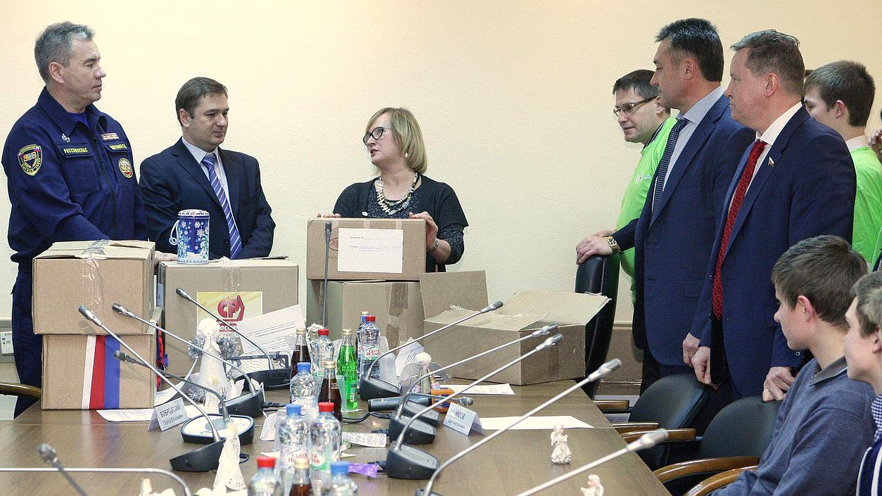 Работники Государственной Думы собрали и отправили детям Донбасса наборы сладостей и игрушек.