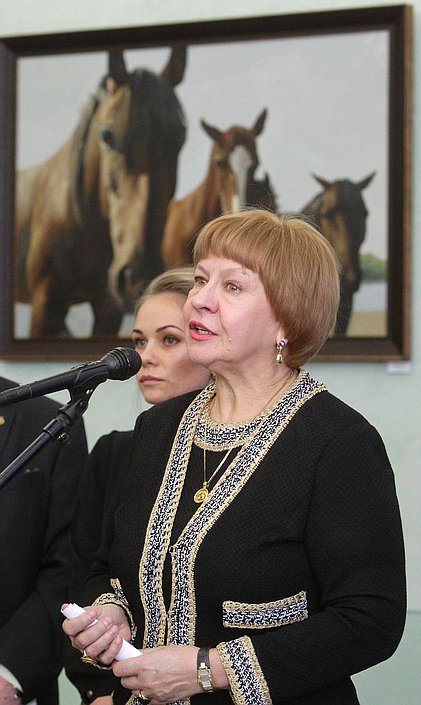 Открытие выставки картин "Донские просторы", члена Союза художников России, заслуженного деятеля искусств Карачаево-Черкесской Республики Олеси Майдибор.