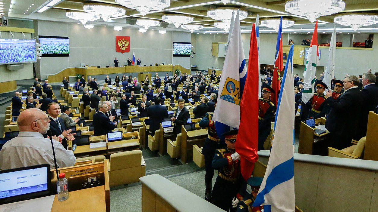 Торжественная церемония на пленарном заседании с выносом Знамени Победы и флагов городов воинской славы России даёт старт международному проекту "Мы победили вместе".