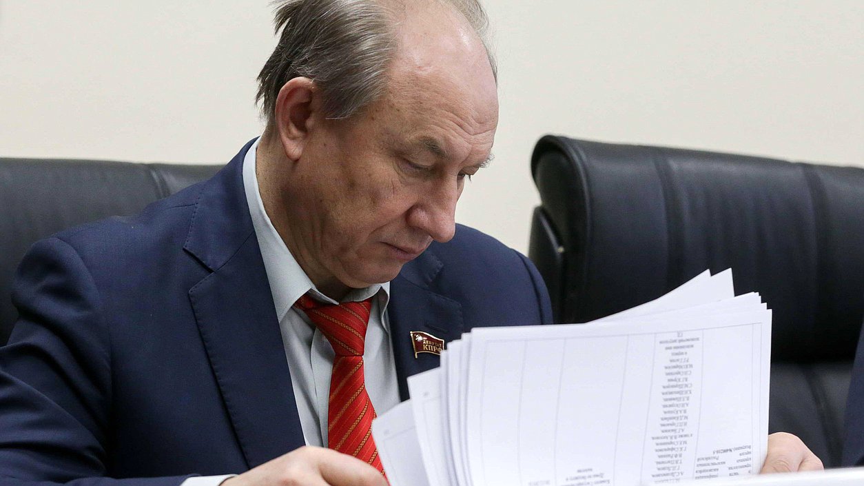 Первый заместитель председателя Комитета по делам национальностей Валерий Рашкин во время заседания Комитета.