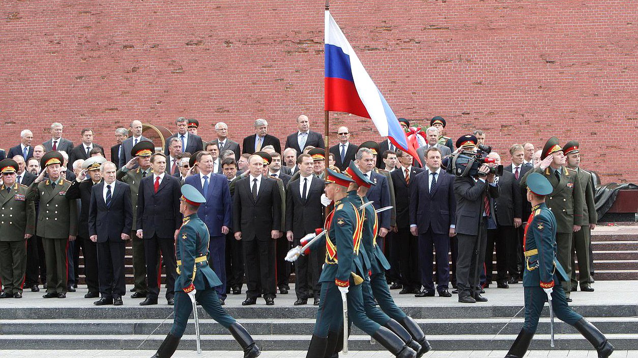   Церемония возложения цветов к могиле неизвестного солдата.