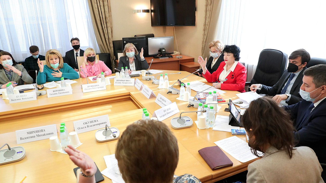Заседание Комитета по вопросам семьи, женщин и детей с участием Министра просвещения РФ Сергея Кравцова