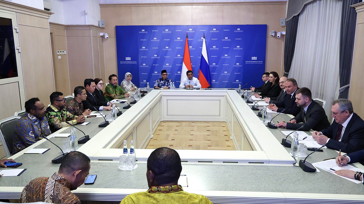 Встреча заместителя Председателя Государственной Думы Петра Толстого с Председателем Совета представителей регионов Народного консультативного конгресса Республики Индонезии Султаном Бактиаром Наджамудином