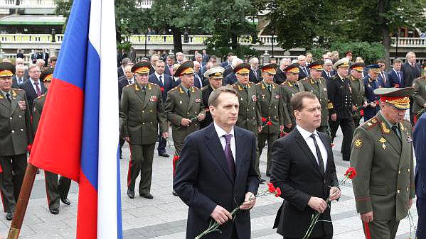 В День памяти и скорби Председатель Государственной Думы Сергей Нарышкин принял участие в возложении венков к Вечному огню у могилы Неизвестного солдата