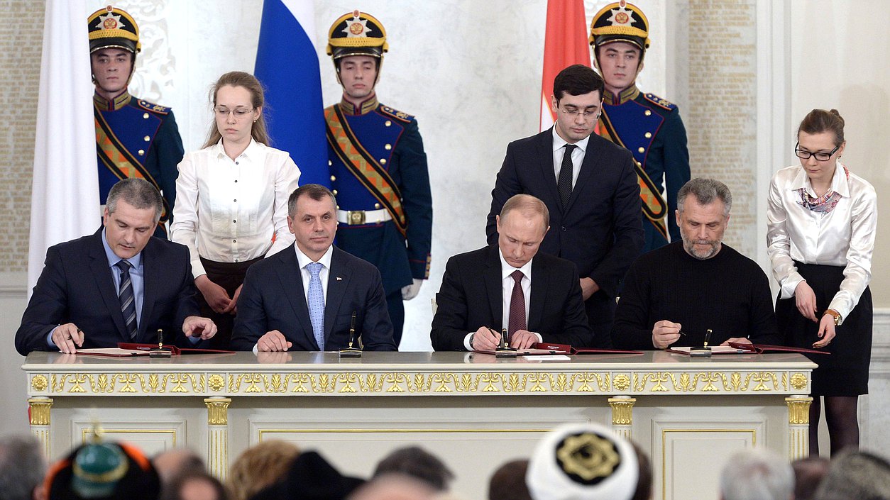 Signing a treaty between the Russian Federation and the Republic of Crimea on the acceptance of the Republic of Crimea into the Russian Federation and formation of new regions in the Russian Federation (Photo: kremlin.ru)