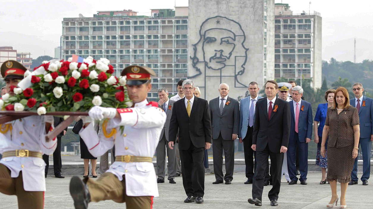 Официальный визит Председателя Государственной Думы Федерального Собрания Российской Федерации С.Е.Нарышкина в Республику Куба. Возложение венка к Монументу Хосе Марти.