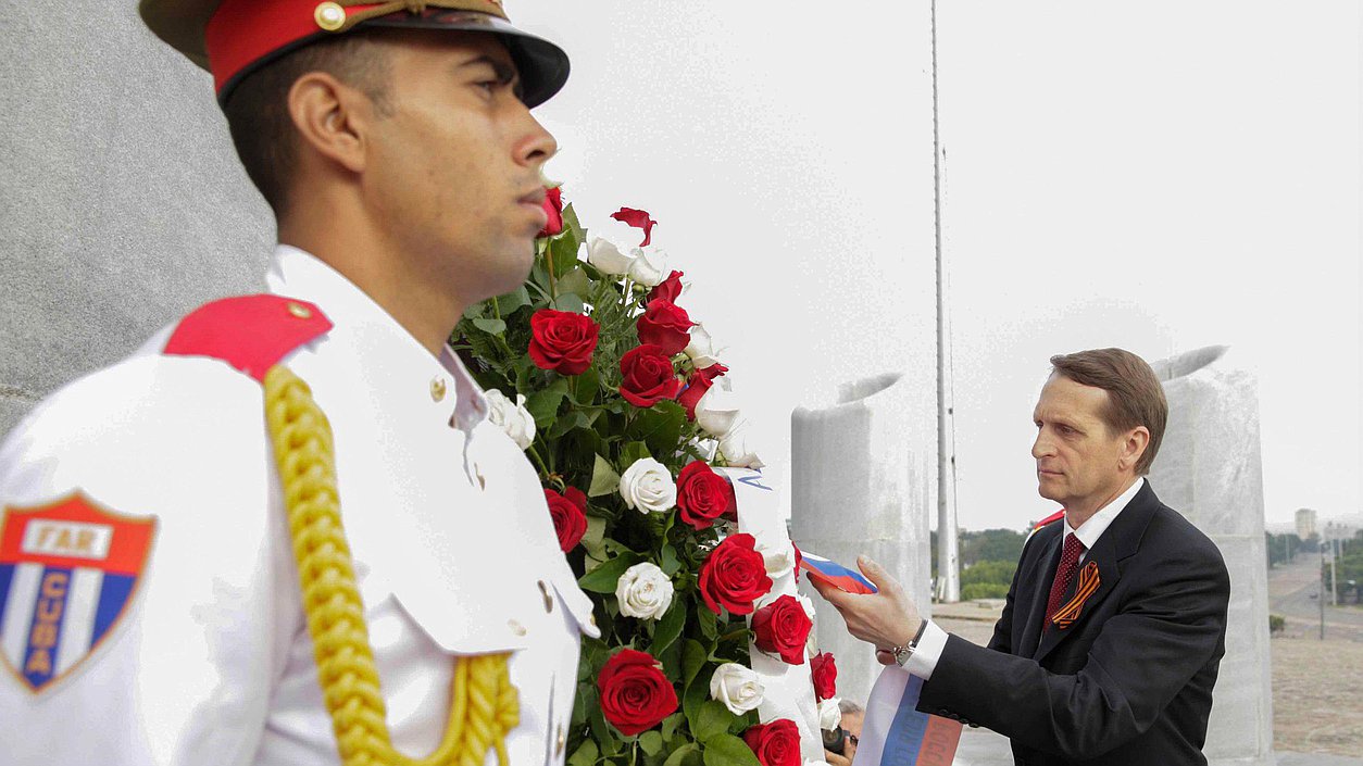 Официальный визит Председателя Государственной Думы Федерального Собрания Российской Федерации С.Е.Нарышкина в Республику Куба. Возложение венка к Монументу Хосе Марти.