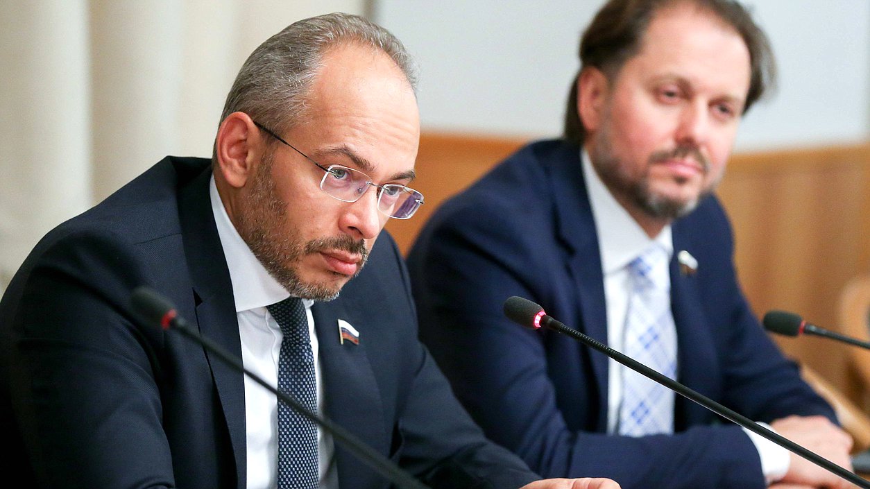Председатель Комитета по природным ресурсам, собственности и земельным отношениям Николай Николаев