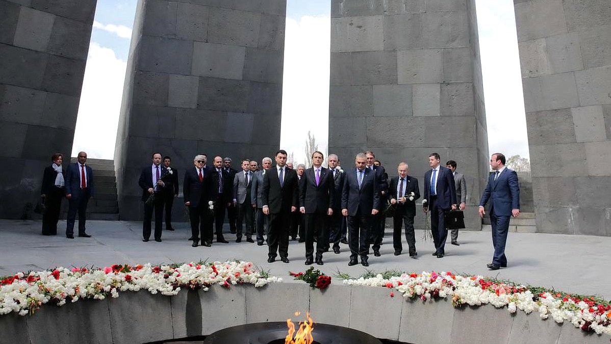 Возложение венка к Мемориалу жертвам геноцида армян 1915г.