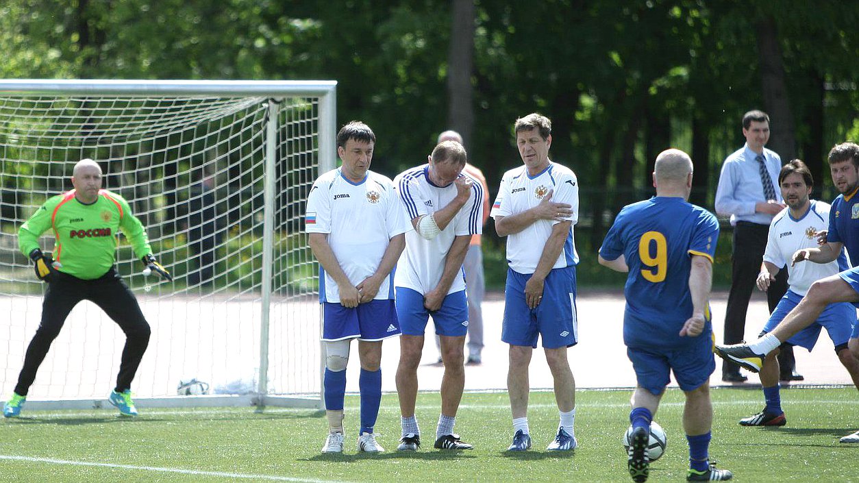  Ежегодный турнир по футболу между командами фракций Государственной Думы. Момент игры.