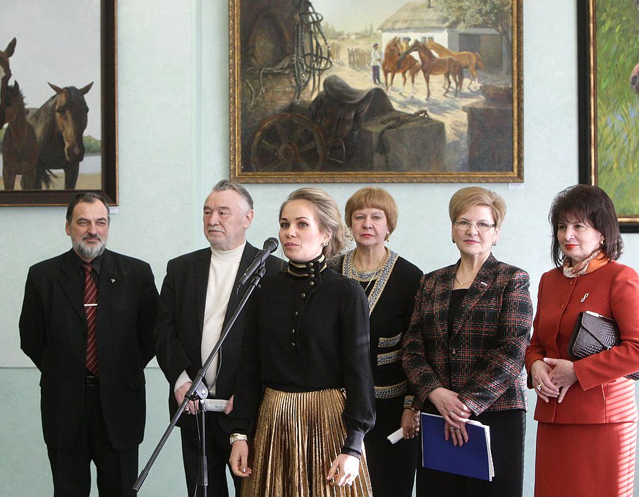 Открытие выставки картин "Донские просторы", члена Союза художников России, заслуженного деятеля искусств Карачаево-Черкесской Республики Олеси Майдибор.