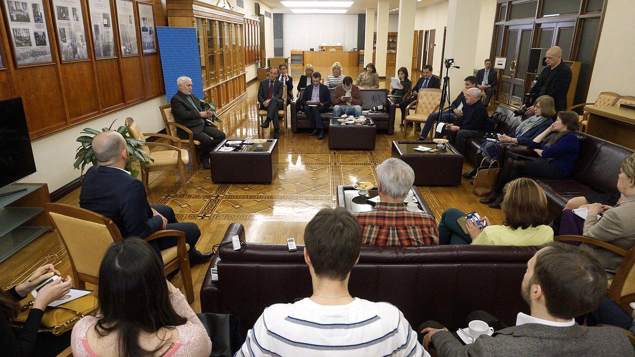 Заседание медиа клуба Государственной Думы.  Гостем клуба стал Рустам Арифджанов.