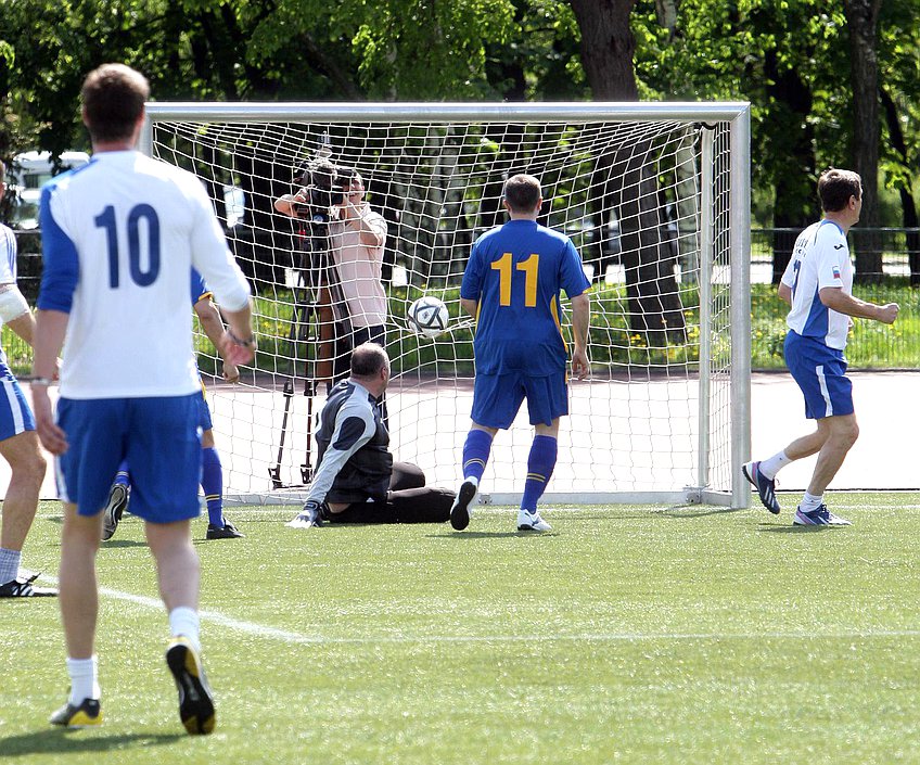  Ежегодный турнир по футболу между командами фракций Государственной Думы. Момент игры.