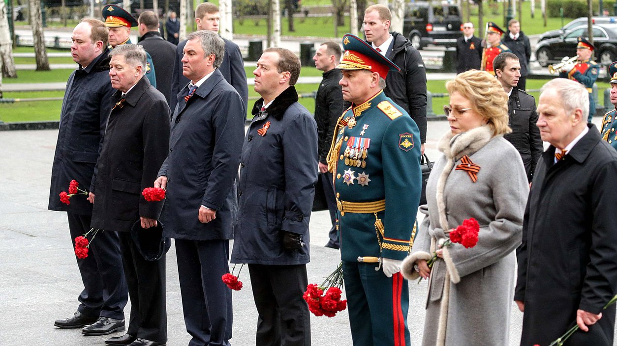 Премьер-министр Российской Федерации Дмитрий Медведев, Председатель Государственной Думы Вячеслав Володин, глава администрации президента России Антон Вайно,Председатель Верховного суда Российской Федерации Вячеслав Лебедев, министр обороны Российской Федерации Сергей Шойгу, Председатель Совета Федерации Валентина Матвиенко и Председатель Конституционного суда Российской Федерации Валерий Зорькин на церемонии возложения цветов к Могиле Неизвестного Солдата в Александровском саду в 72-ю годовщину Победы в Великой Отечественной войне. Автор фото: Марат Абулхатин/Фотослужба Государственной Думы