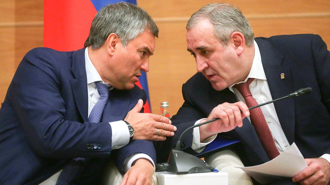 Председатель Государственной Думы Вячеслав Володин и заместитель Председателя Государственной Думы Сергей Неверов