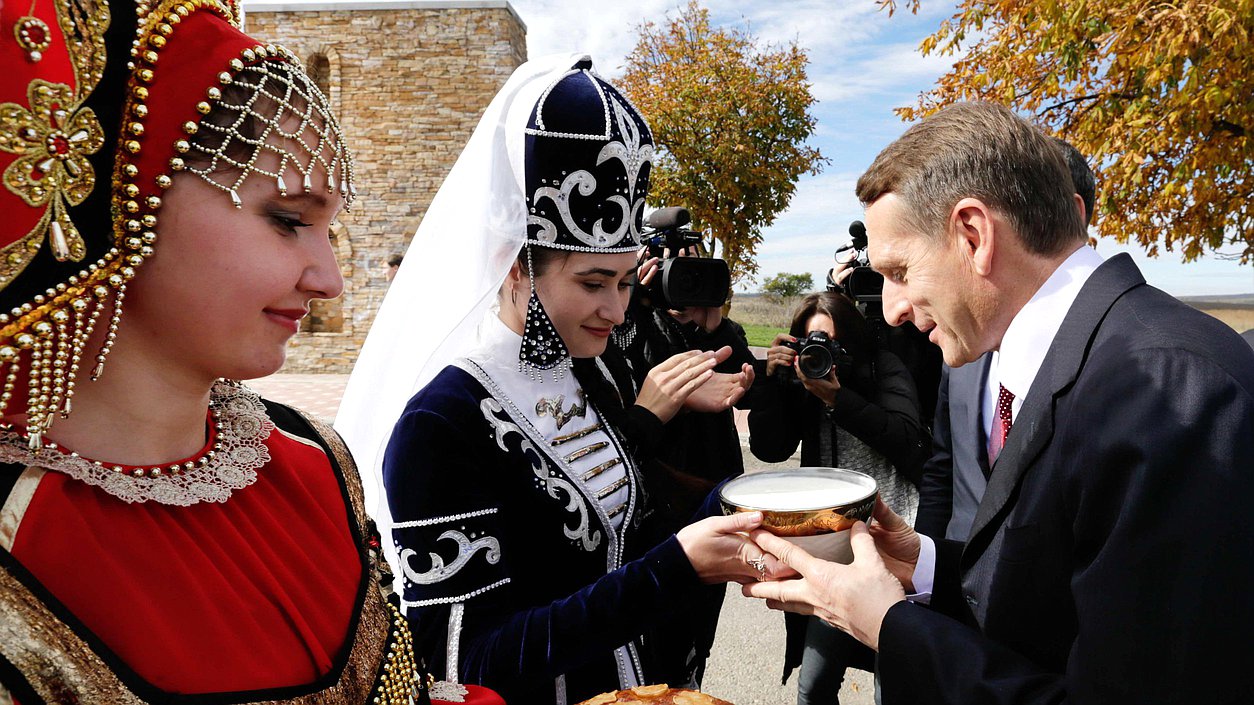   Поездка Председателя Государственной Думы Сергея Нарышкина в Северо-Кавказский федеральный округ. Встреча на границе.