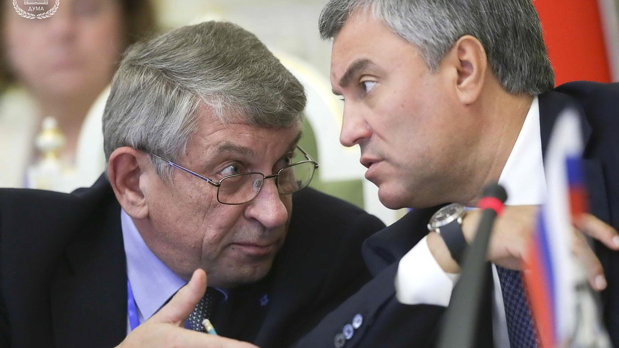 Ответственный секретарь Парламентской Ассамблеи ОДКБ Петр Рябухин и Председатель Государственной Думы Вячеслав Володин. Автор фото: Марат Абулхатин/Фотослужба Государственной Думы