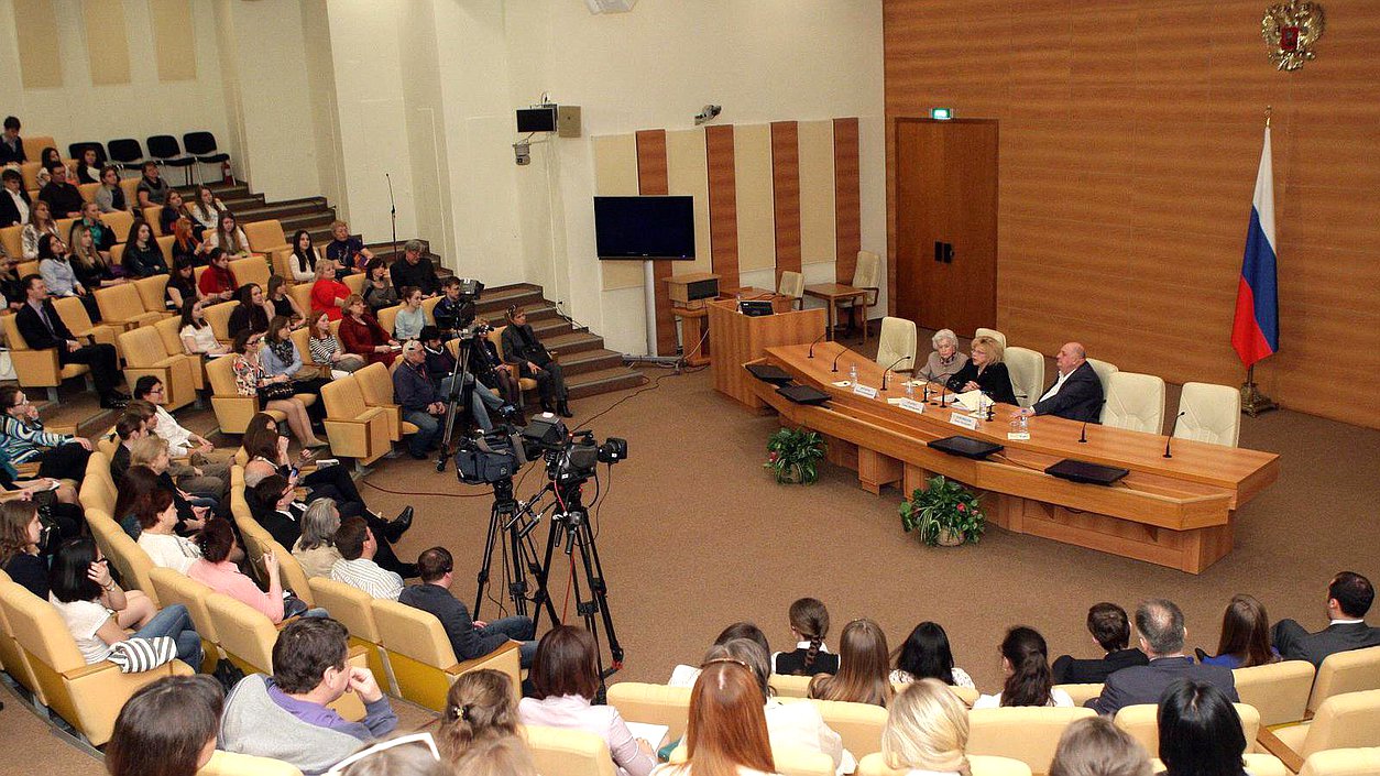 2014 04 21 . Лекция Ирины Антоновой.