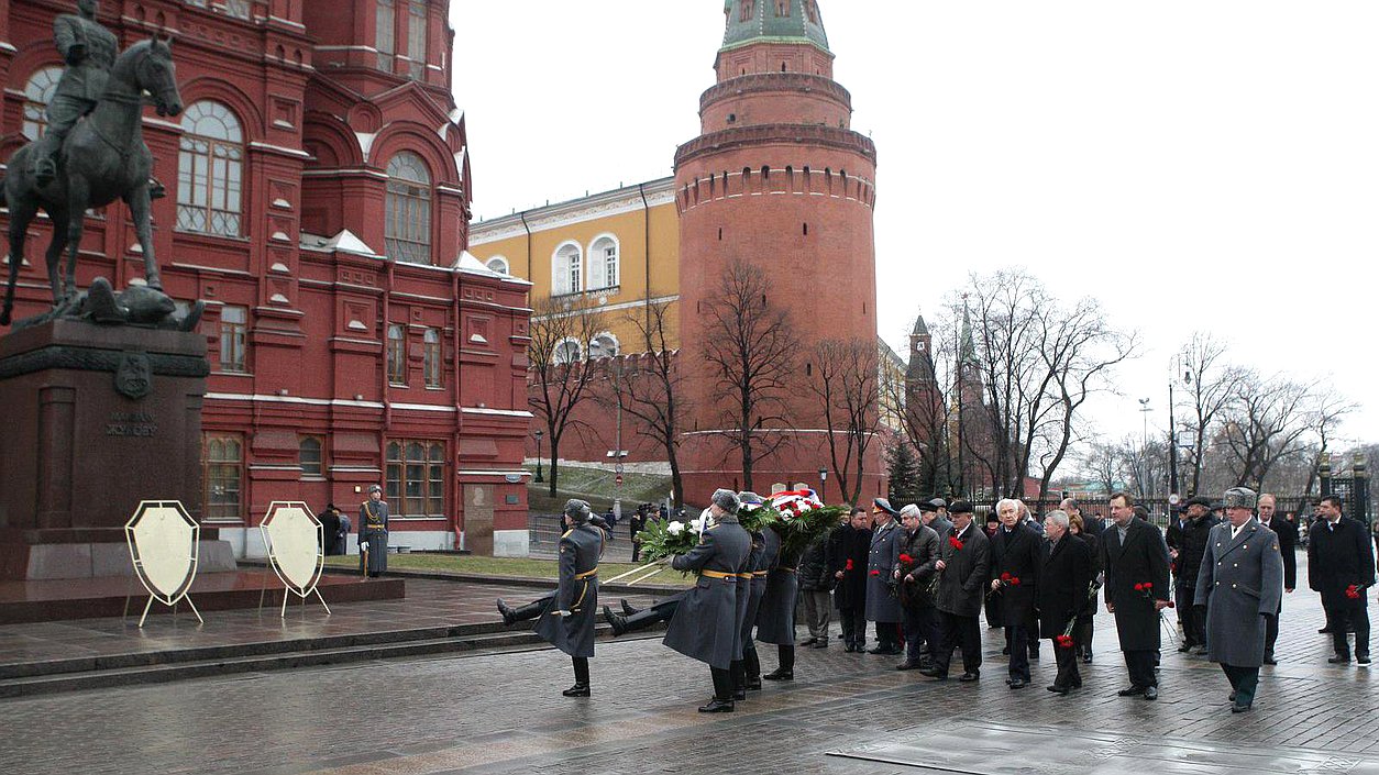 Возложение венков к могиле неизвестного солдата у кремлёвской стены и памятнику маршалу Жукову.