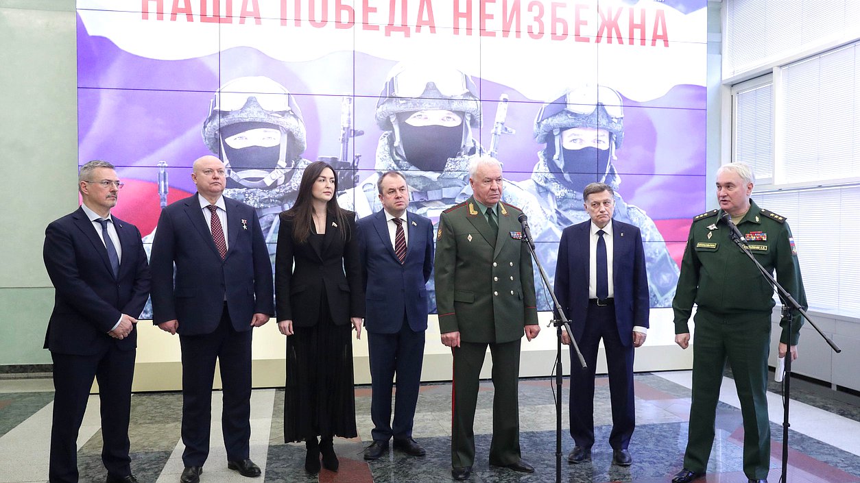 Председатель Комитета по обороне Андрей Картаполов (справа)