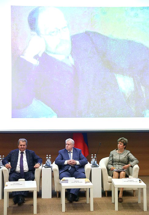 Руководитель фракции «Справедливая Россия» Сергей Миронов и Первый заместитель Председателя Комитета по государственному строительству и законодательству Михаил Емельянов