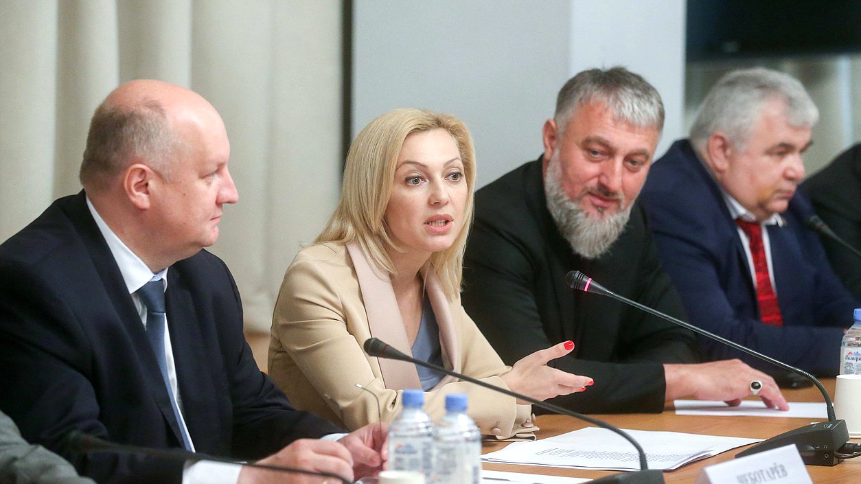 Министр РФ по делам Северного Кавказа Сергей Чеботарев, заместитель Председателя Государственной Думы Ольга Тимофеева и член Комитета по безопасности и противодействию коррупции Адам Делимханов