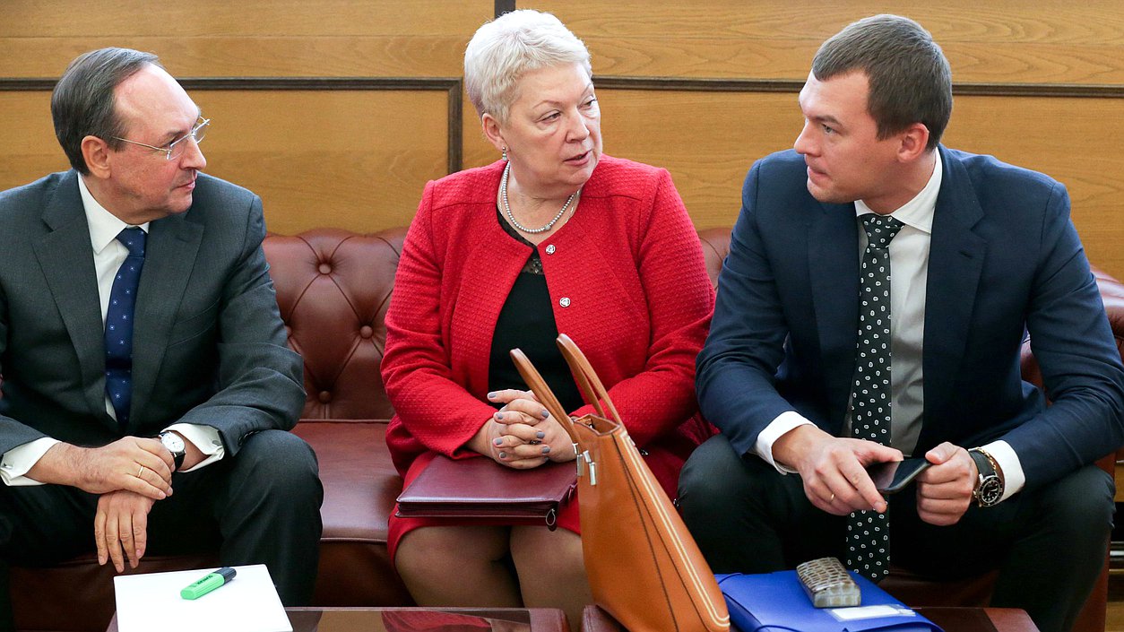 Председатель Комитета по образованию и науке Вячеслав Никонов, министр образования и науки РФ Ольга Васильева и председатель Комитета по физической культуре, спорту, туризму и делам молодежи Михаил Дегтярев