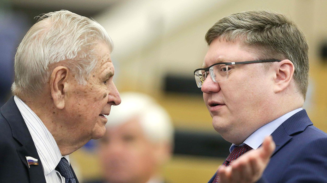 Член Комитета по бюджету и налогам Геннадий Кулик и член Комитета по труду, социальной политике и делам ветеранов Андрей Исаев