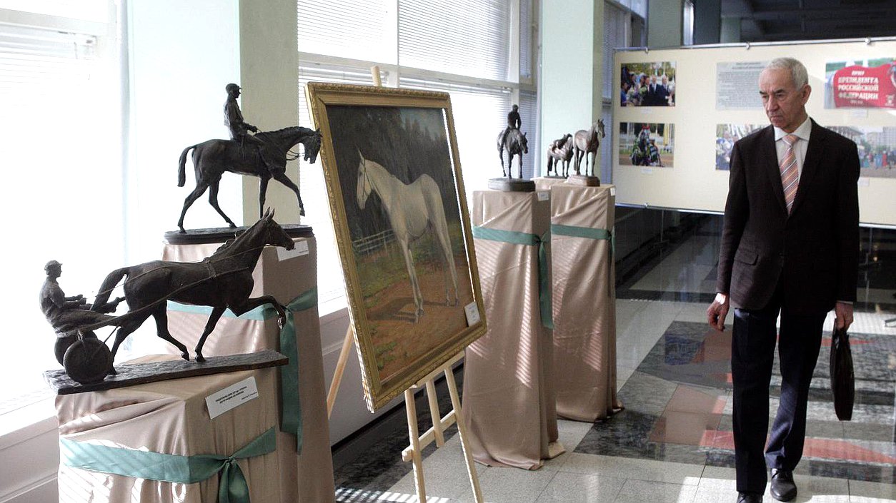 Открытие фотовыставки на тему "Сохранение и пропаганда национальных символов России- орловского рысака и русской тройки".