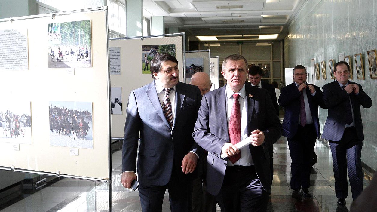 Открытие фотовыставки на тему "Сохранение и пропаганда национальных символов России- орловского рысака и русской тройки".