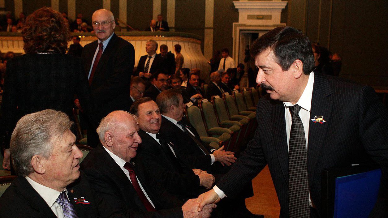  Торжественное заседание палат Федерального Собрания и Совета Законодателей Российской Федерации, посвящённом 20-летию Конституции и парламента России. Сергей Шахрай(с права)