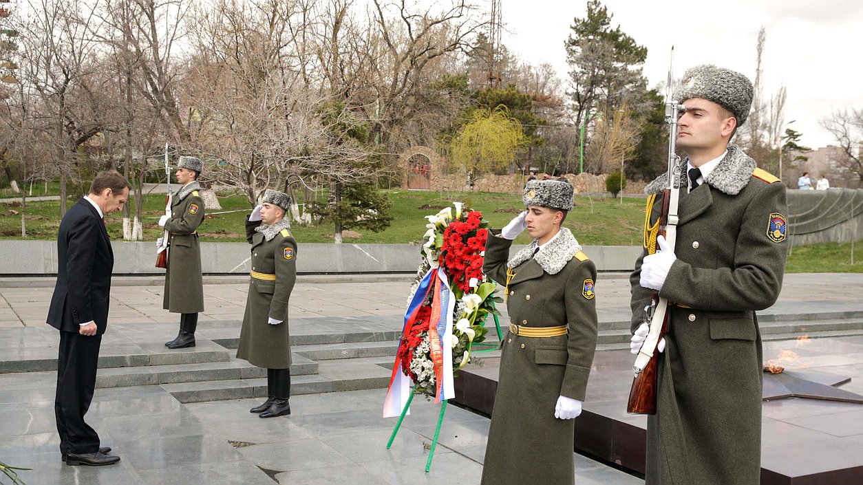 Рабочий визит Председателя Государственной Думы Федерального Собрания Российской Федерации С.Е. Нарышкина в Республику Армения. Возложение венка и цветов к Вечному огню.