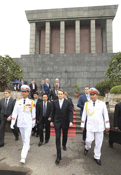 Официальный визит Председателя Государственной Думы Федерального Собрания Российской Федерации Сергея Нарышкина в Социалистическую Республику Вьетнам. Посещение мемориального комплекса Хо Ши Мина.