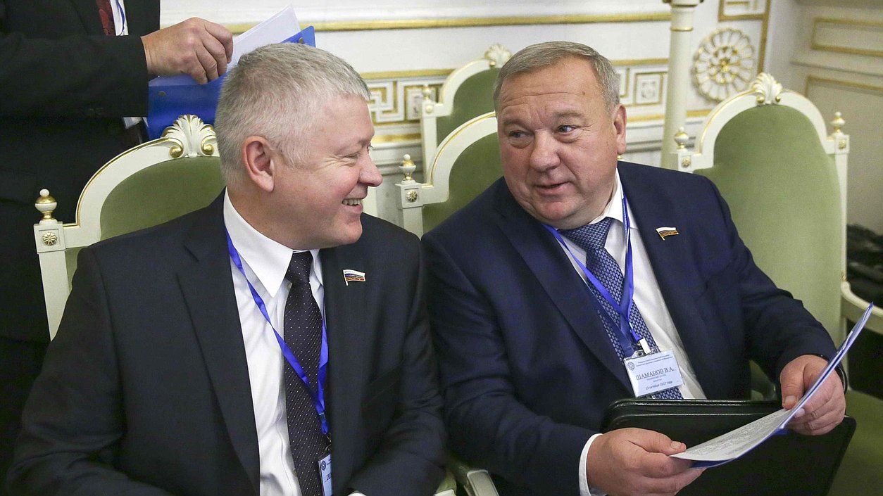 Председатель Комитета по безопасности и противодействию коррупции Василий Пискарев и председатель Комитета по обороне Владимир Шаманов. Автор фото: Марат Абулхатин/Фотослужба Государственной Думы
