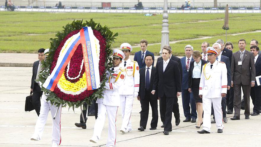 Официальный визит Председателя Государственной Думы Федерального Собрания Российской Федерации Сергея Нарышкина в Социалистическую Республику Вьетнам. Возложение венка к мавзолею Хо Ши Мина.