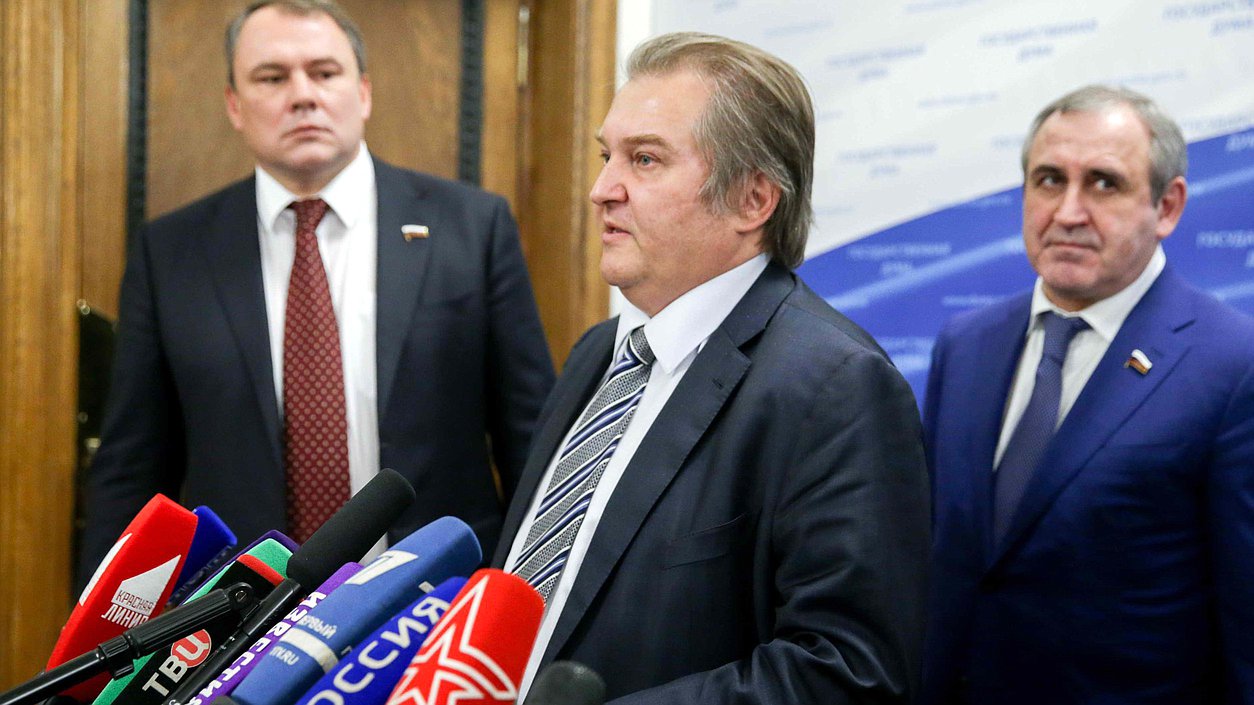 Заместители Председателя Государственной Думы Петр Толстой и Сергей Неверов и первый заместитель председателя Комитета по государственному строительству и законодательству Михаил Емельянов. Автор фото: Анна Исакова/Фотослужба Государственной Думы