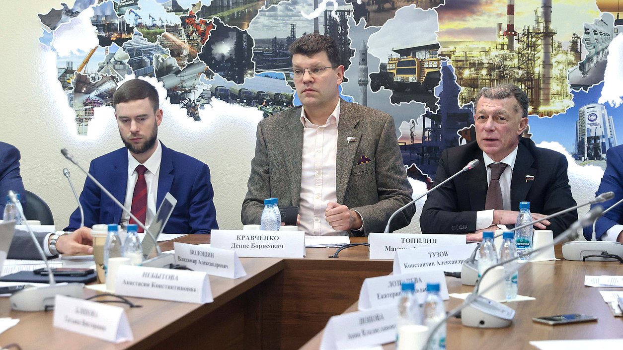 Первый заместитель Председателя Комитета по экономической политике Денис Кравченко и Председатель Комитета по экономической политике Максим Топилин