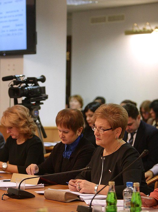 Круглый стол Комитета Государственной Думы по вопросам семьи, женщин и детей на тему "Правовые гарантии развития семейных детских садов и других вариативных форм дошкольного образования".