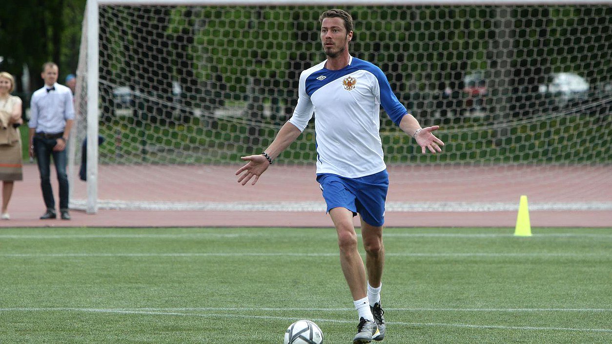  Ежегодный турнир по футболу между командами фракций Государственной Думы. Момент игры.