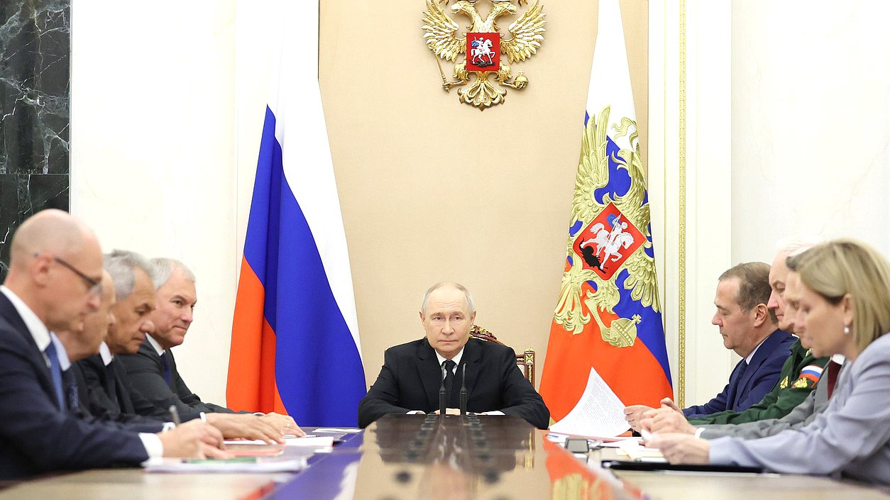 Совещание с членами Совета Безопасности. Фото: kremlin.ru
