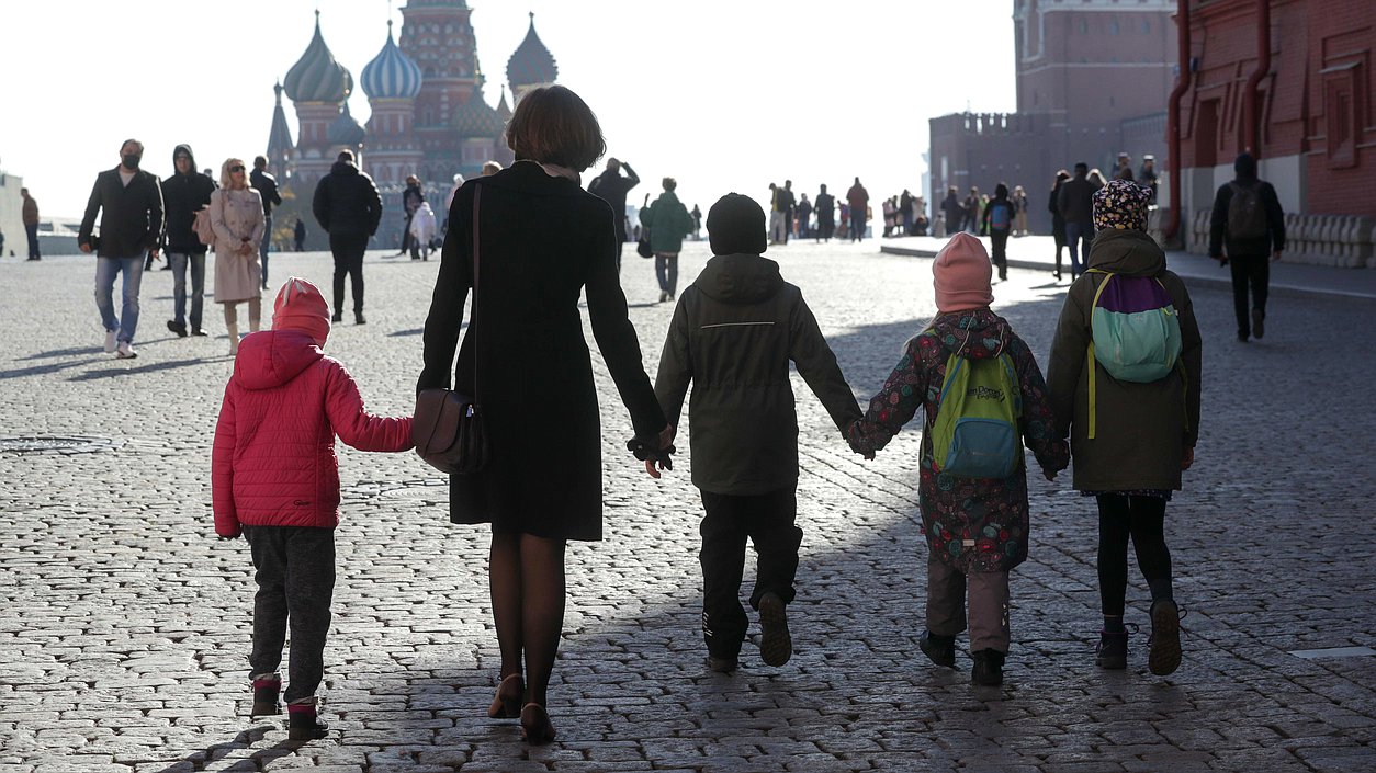 Москва Красная площадь храм семья дети многодетная мать